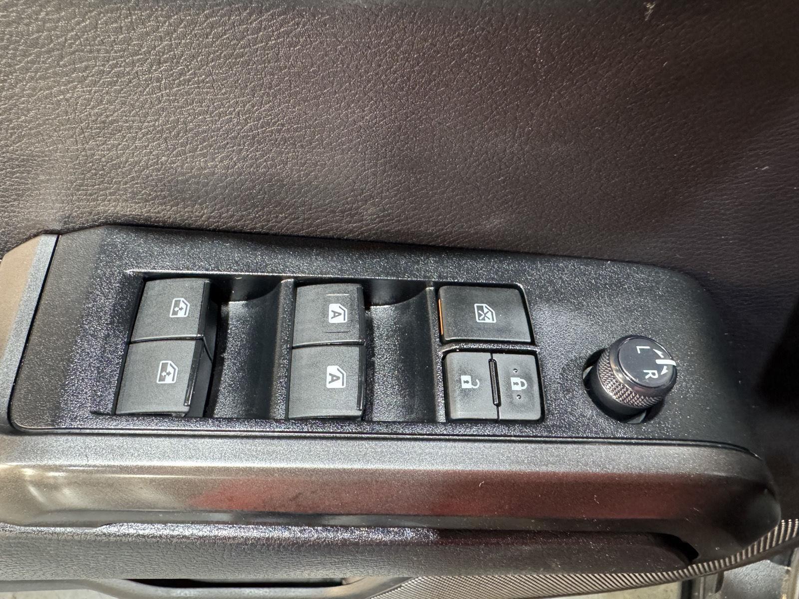 Vehicle photo 34