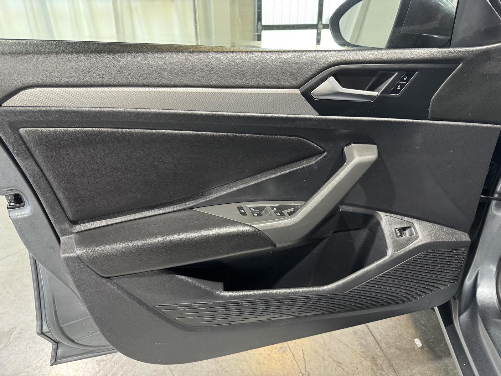 Vehicle photo 16