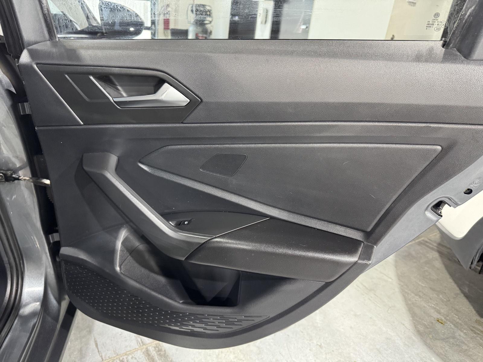 Vehicle photo 23