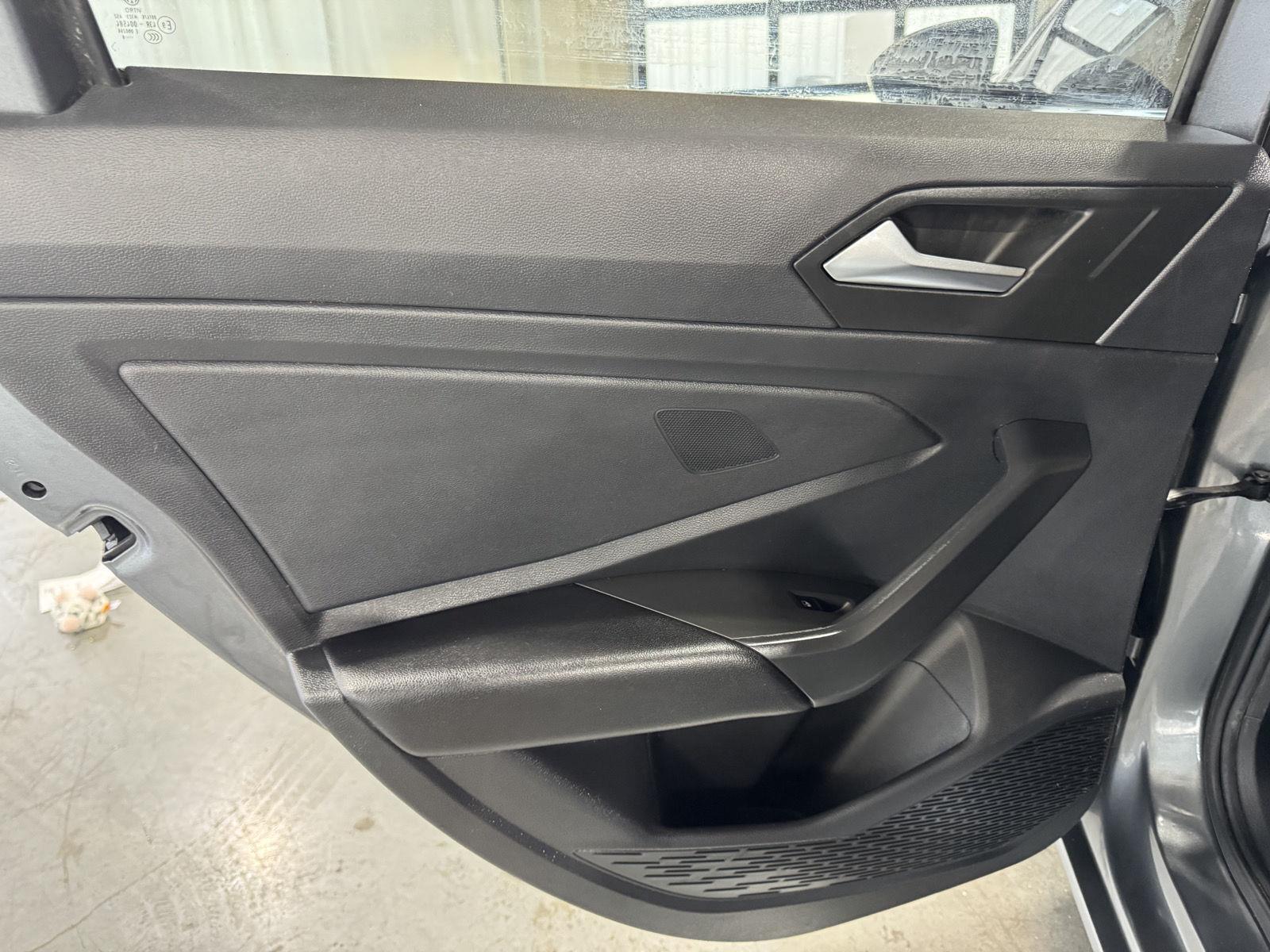 Vehicle photo 25