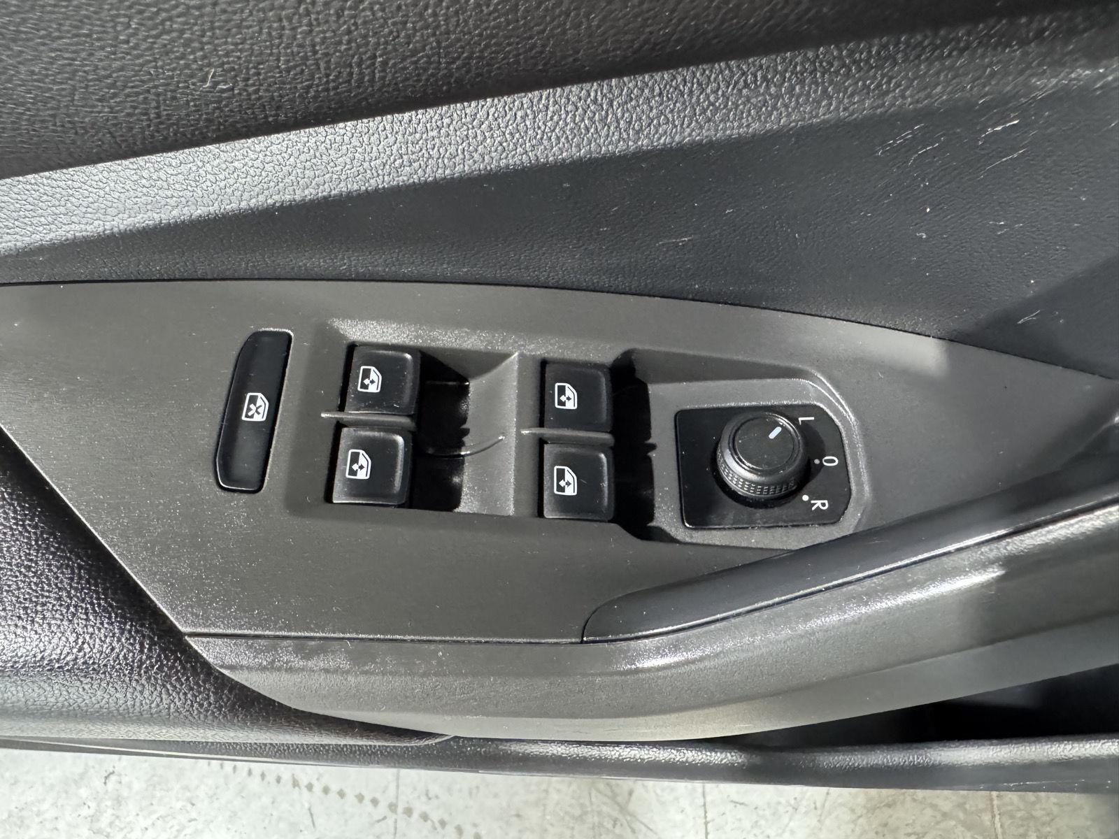 Vehicle photo 33