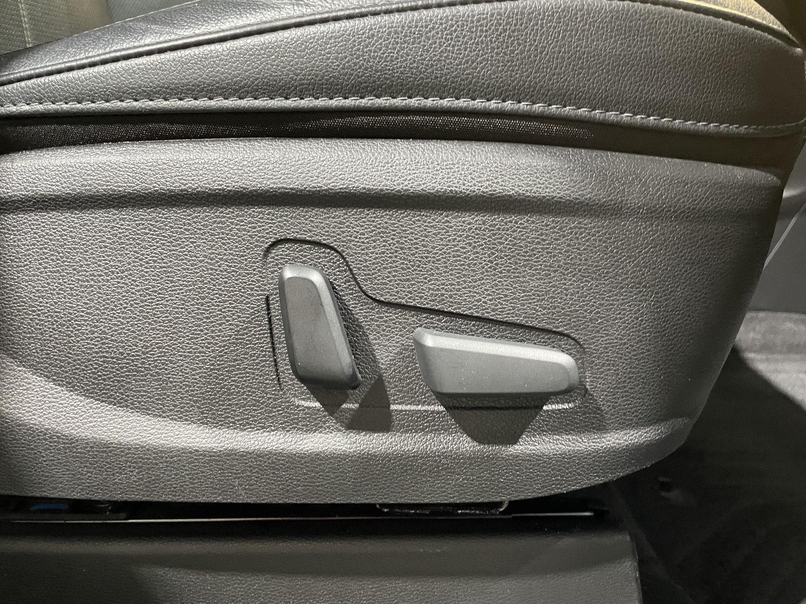 Vehicle photo 25