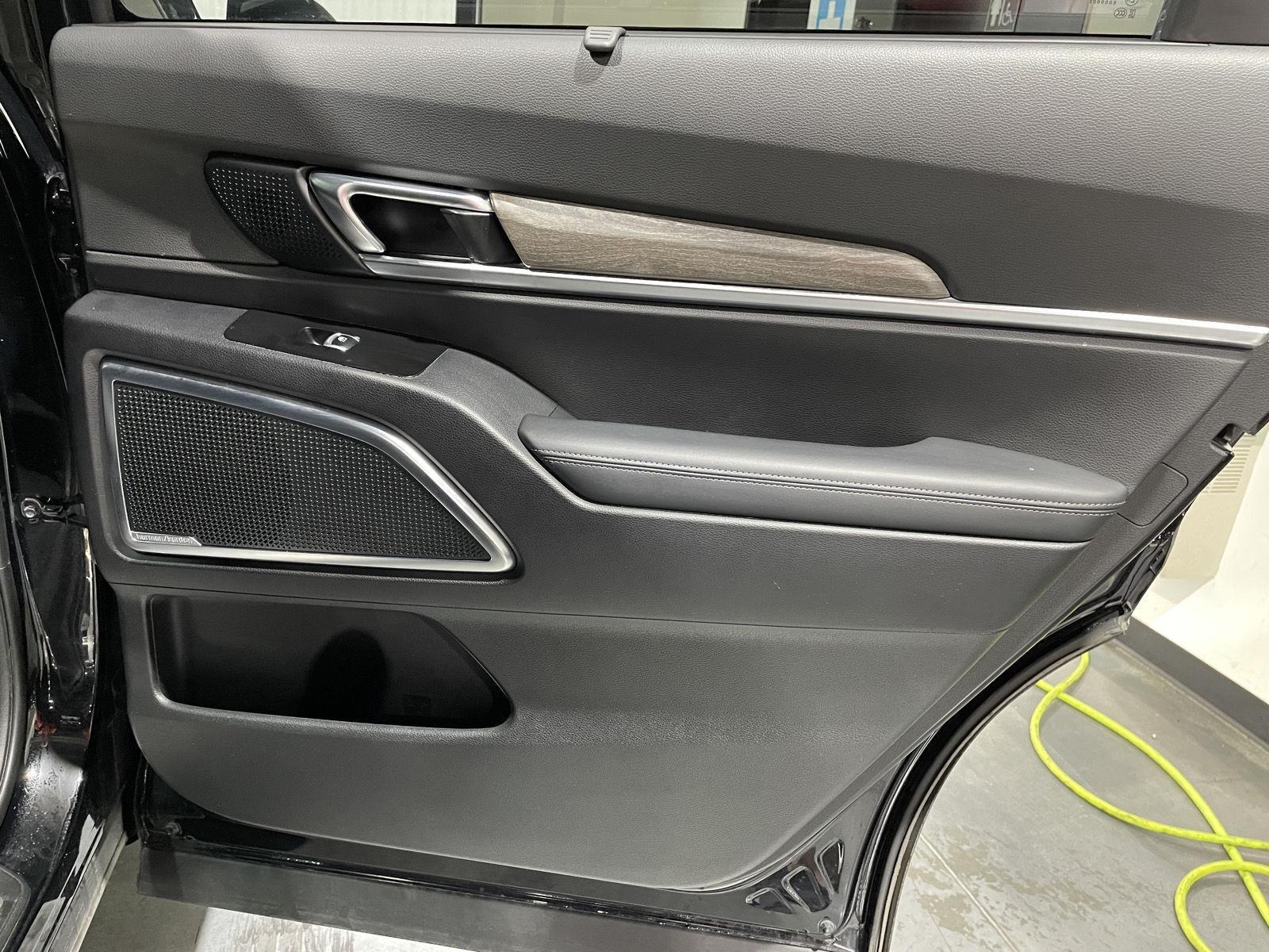 Vehicle photo 26