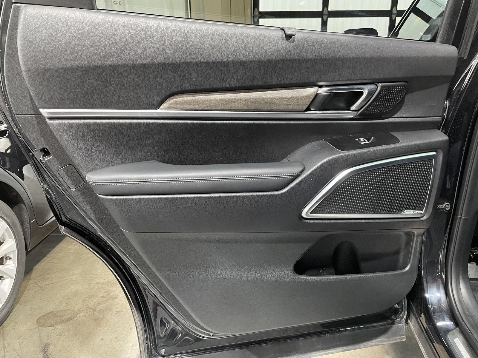 Vehicle photo 29