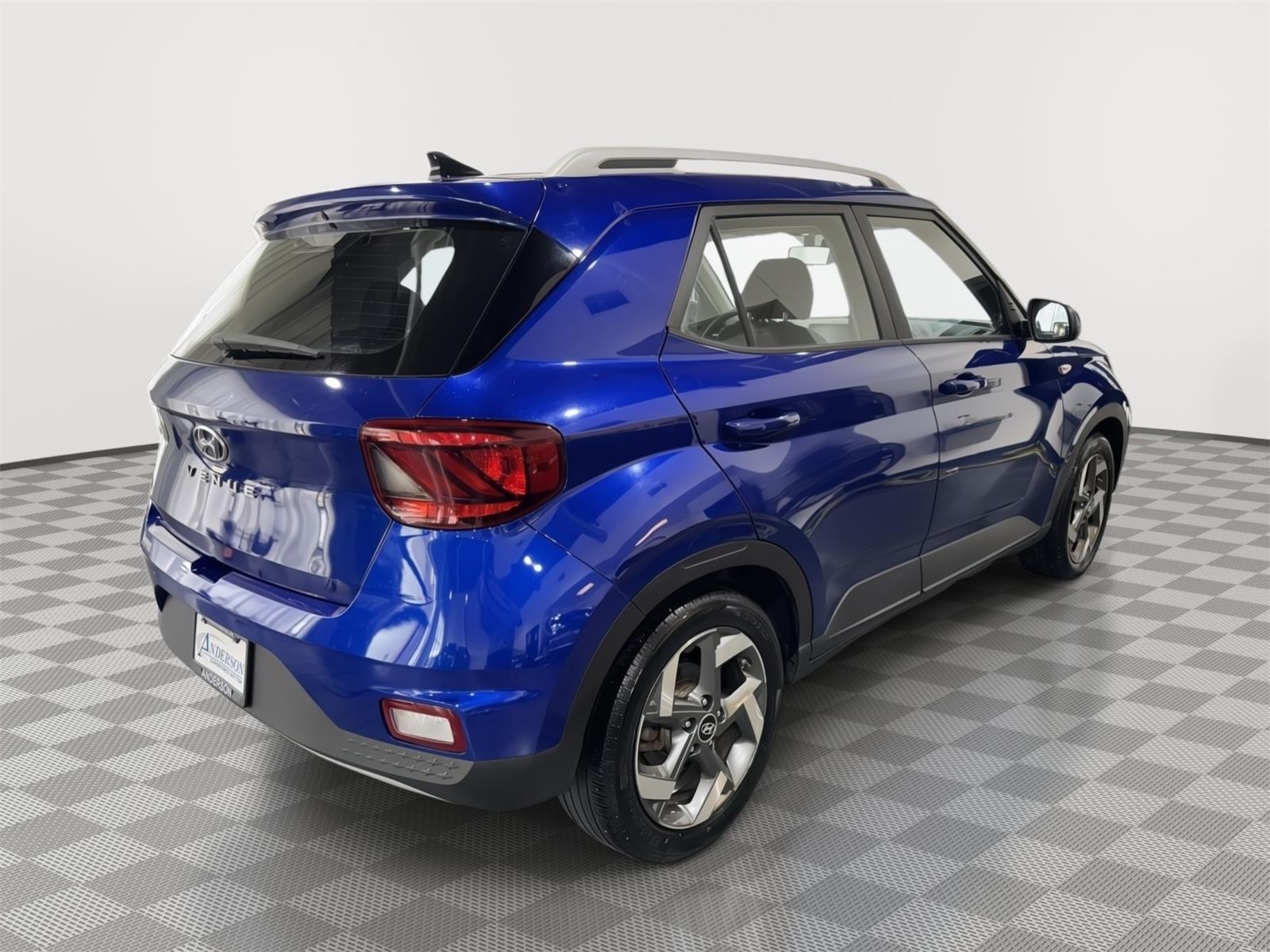 Vehicle photo 7