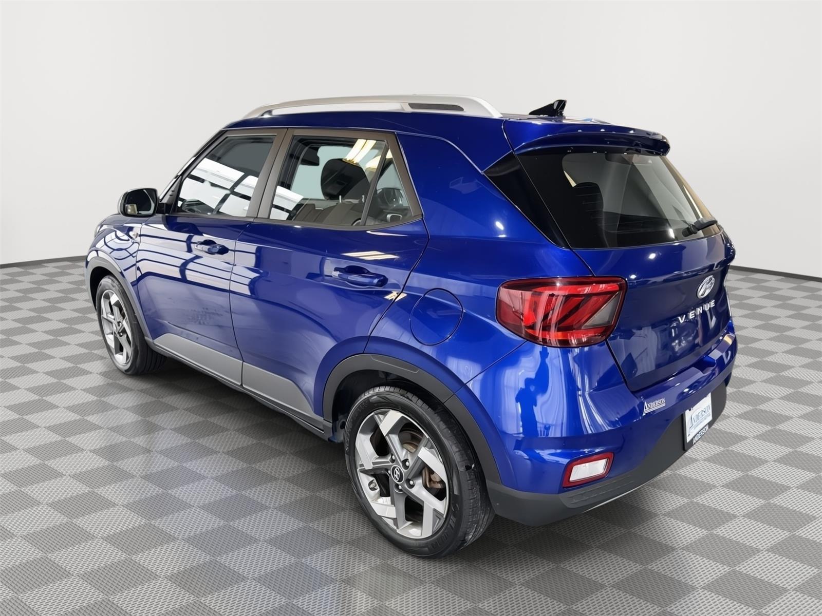 Vehicle photo 9