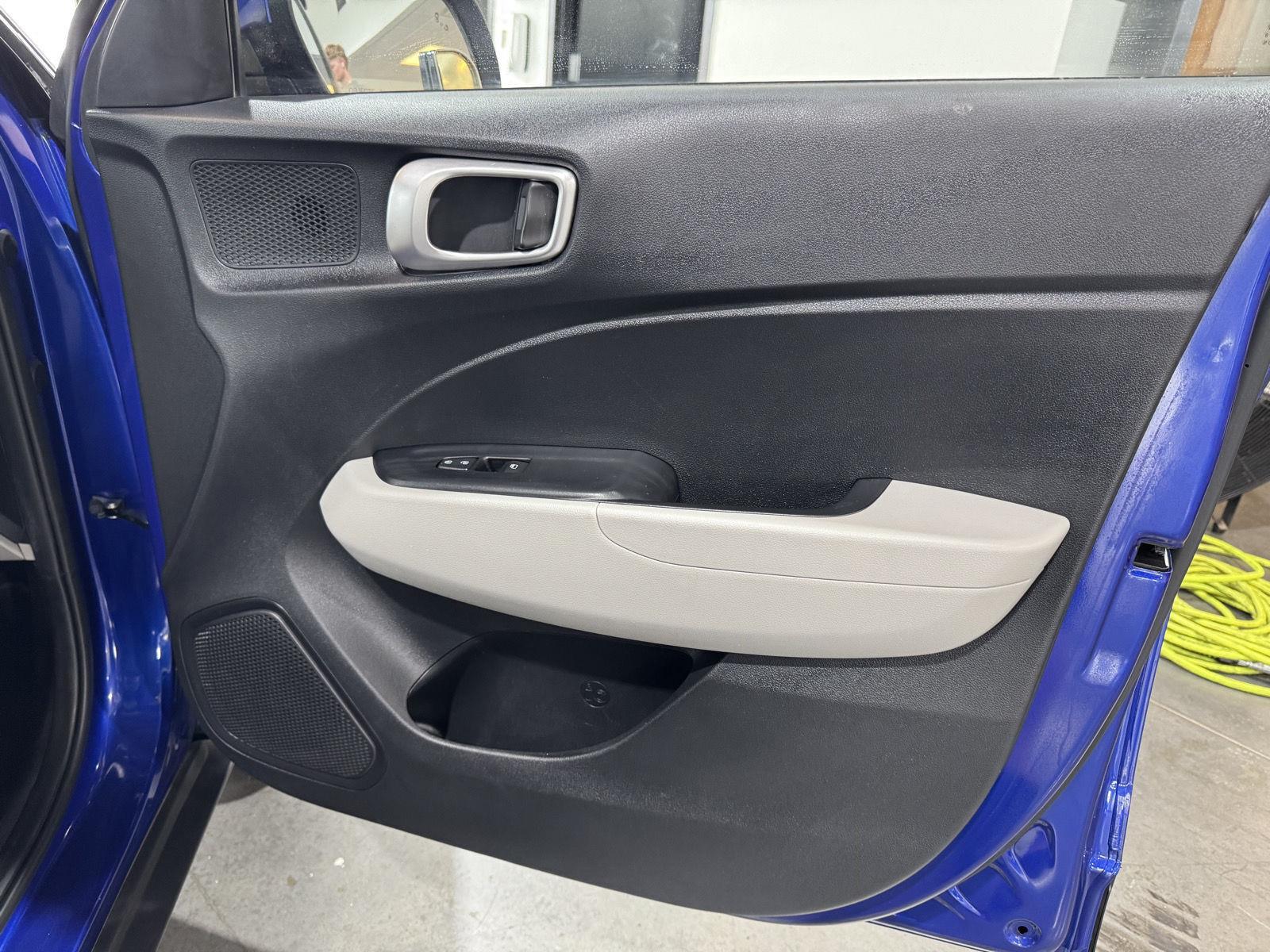 Vehicle photo 23