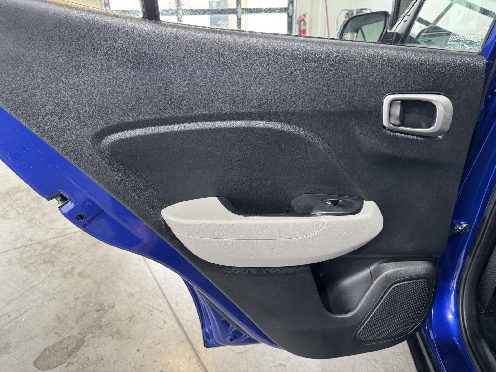 Vehicle photo 25