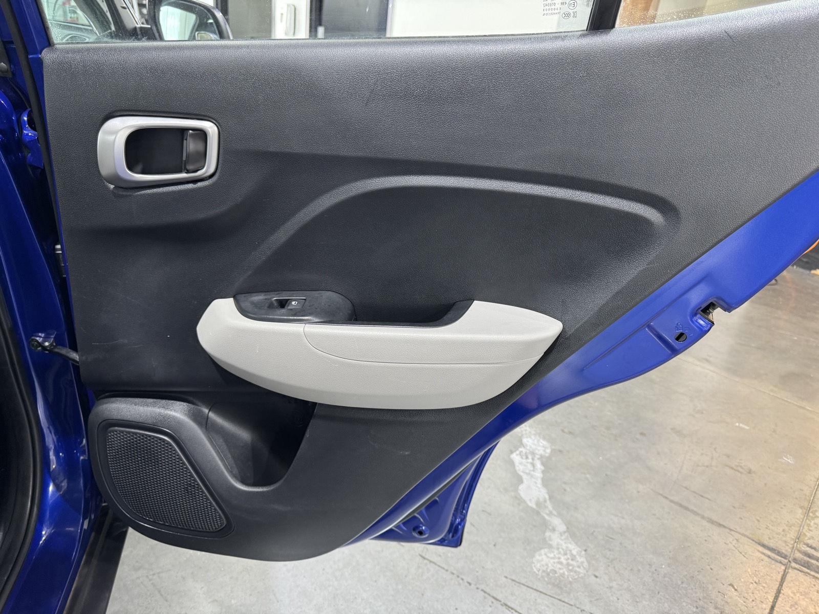 Vehicle photo 27