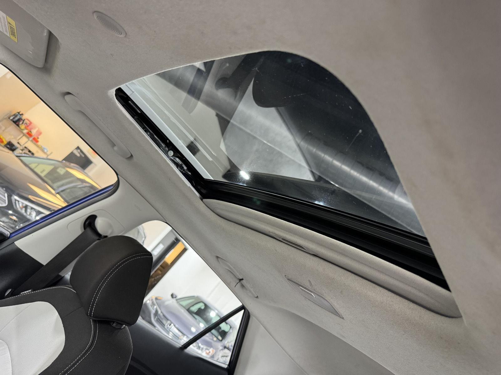 Vehicle photo 30