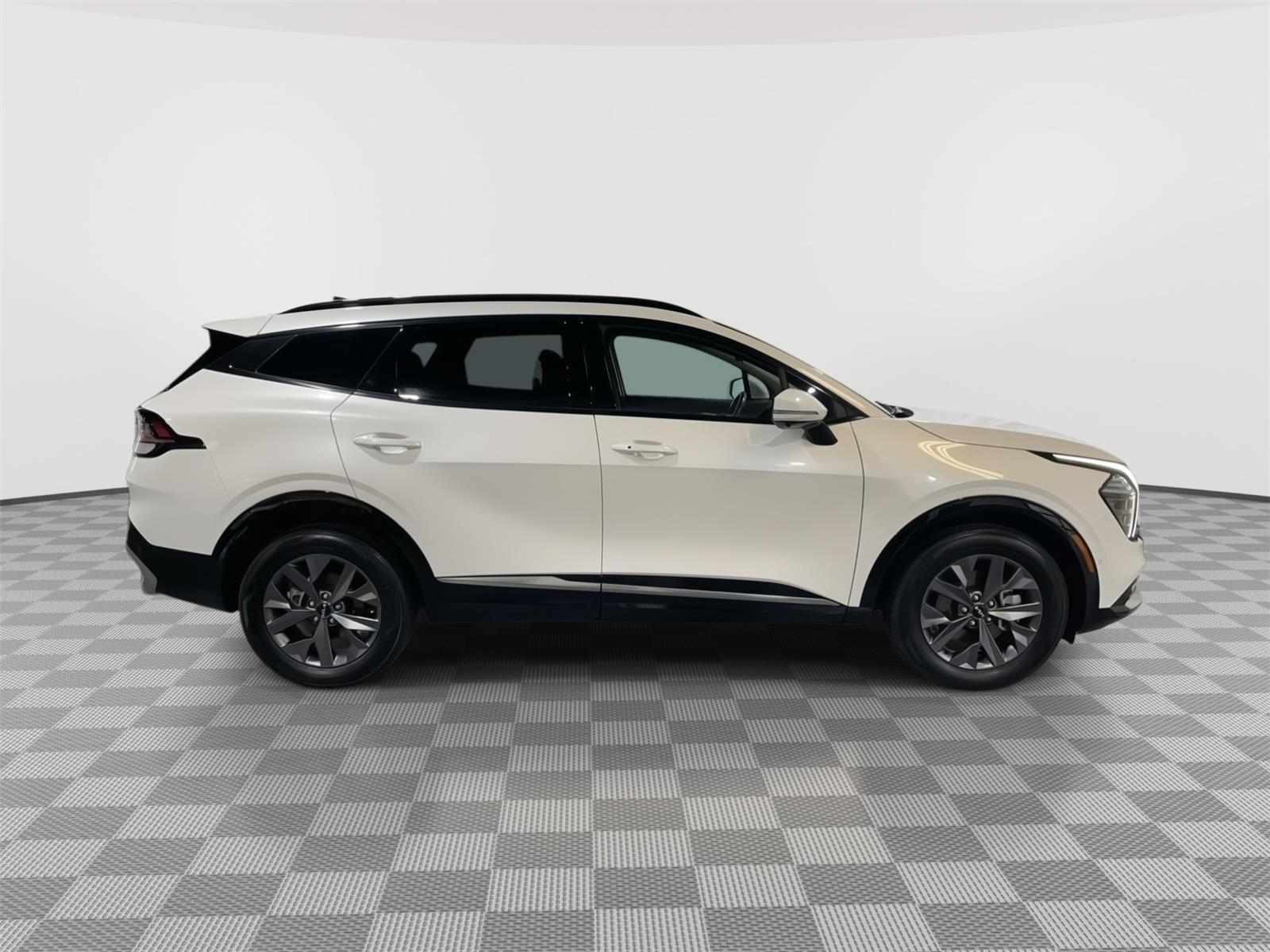 Vehicle photo 6