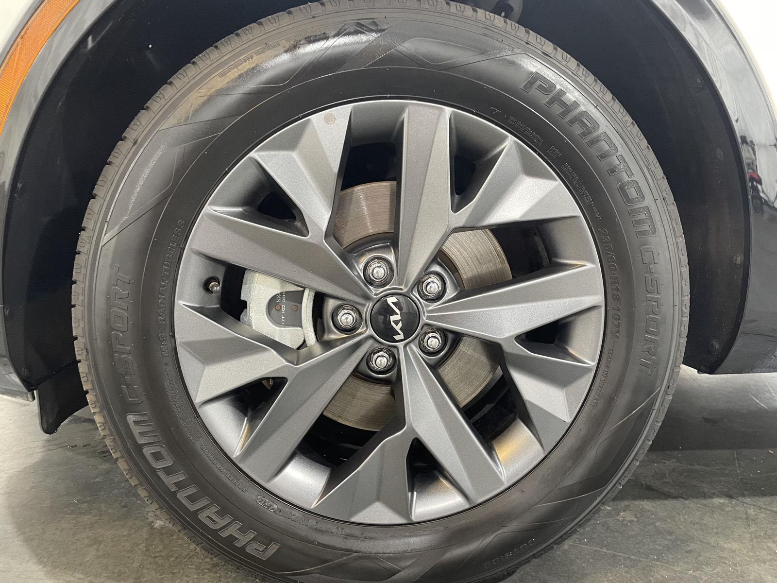 Vehicle photo 10