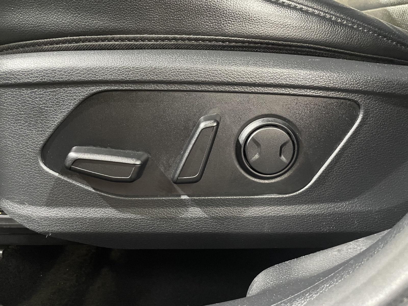Vehicle photo 18