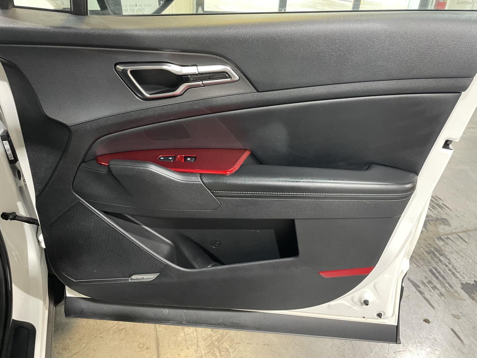 Vehicle photo 25