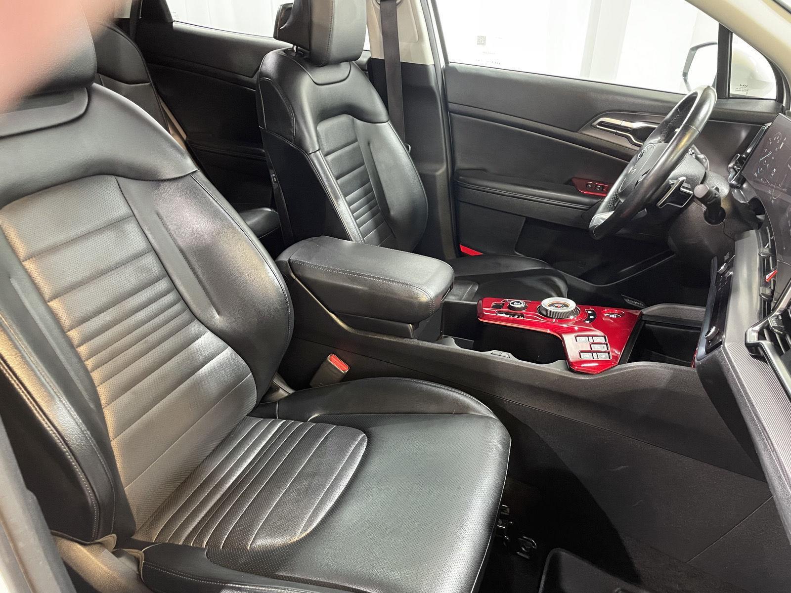 Vehicle photo 26