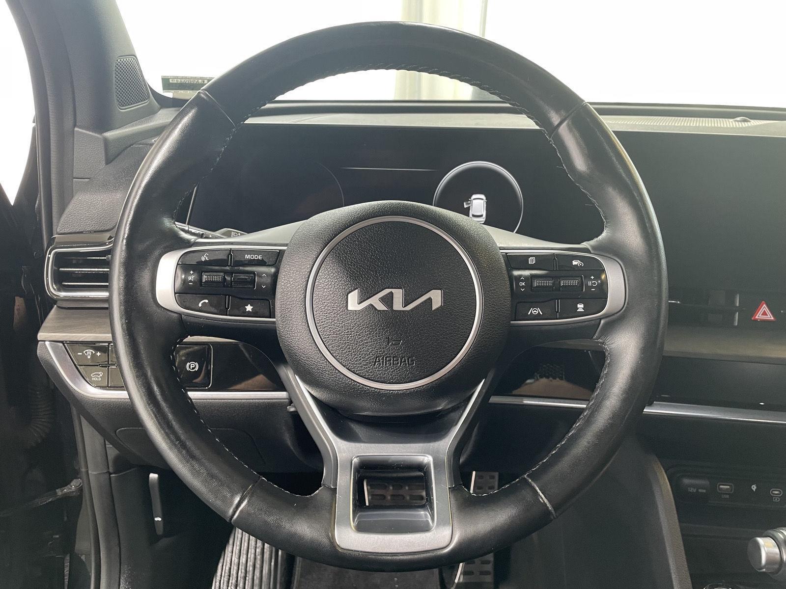 Vehicle photo 12
