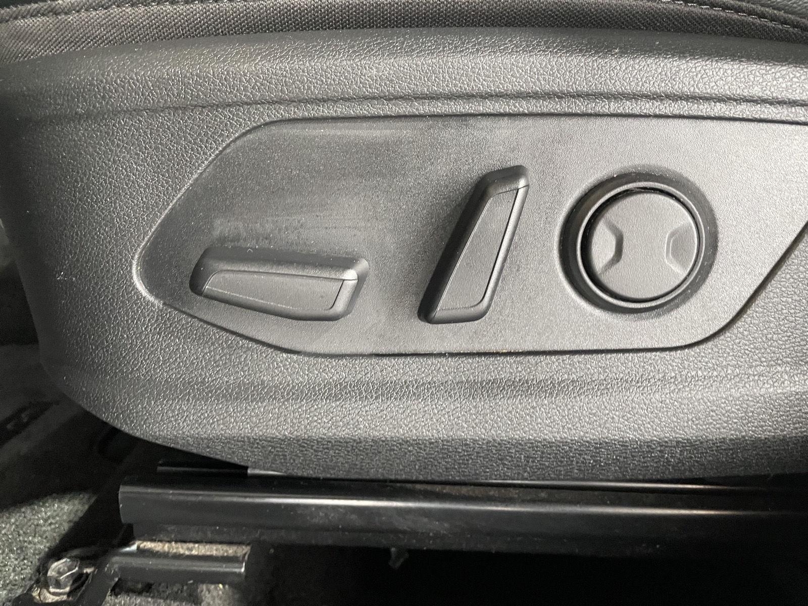 Vehicle photo 19