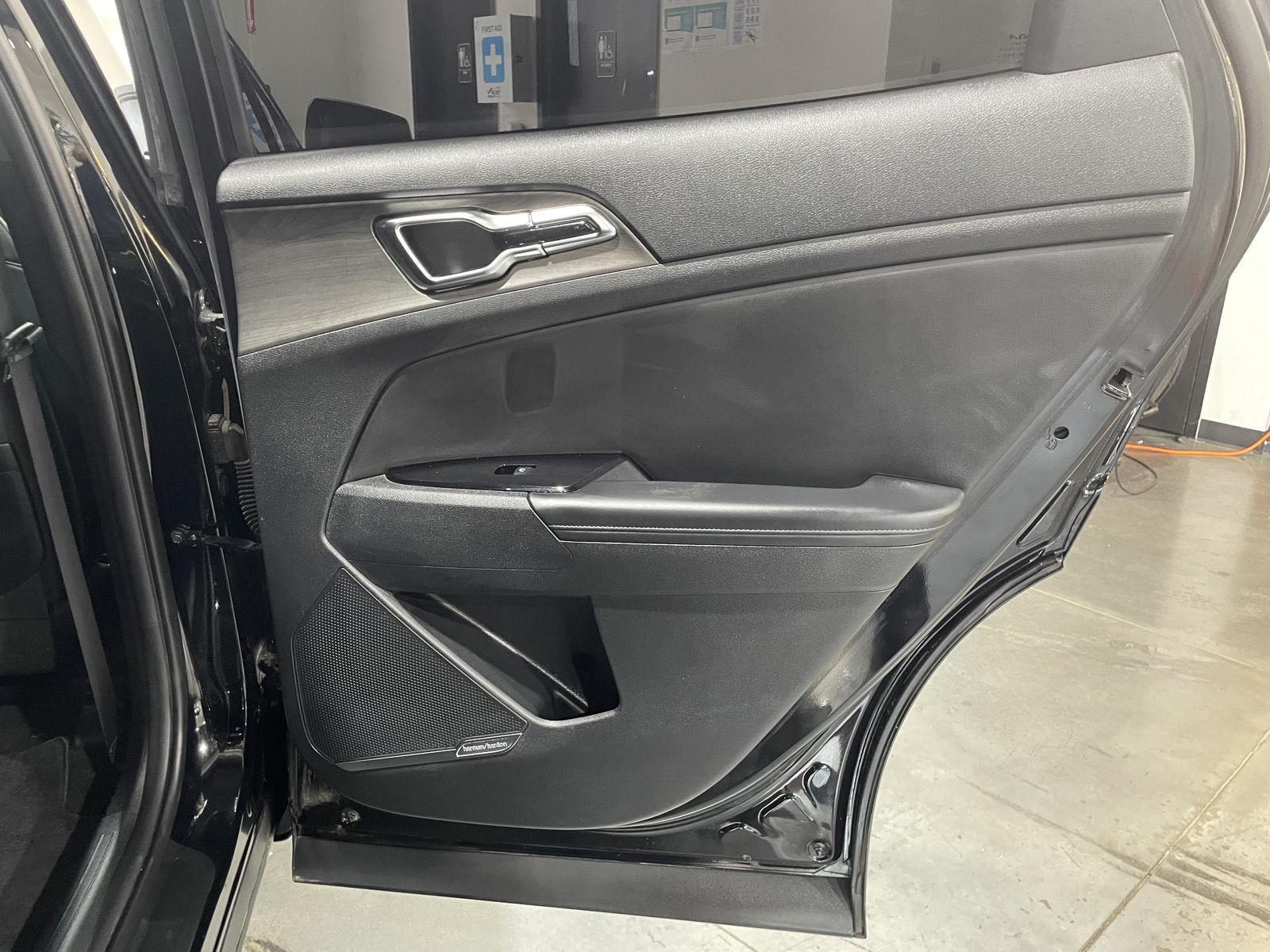 Vehicle photo 25