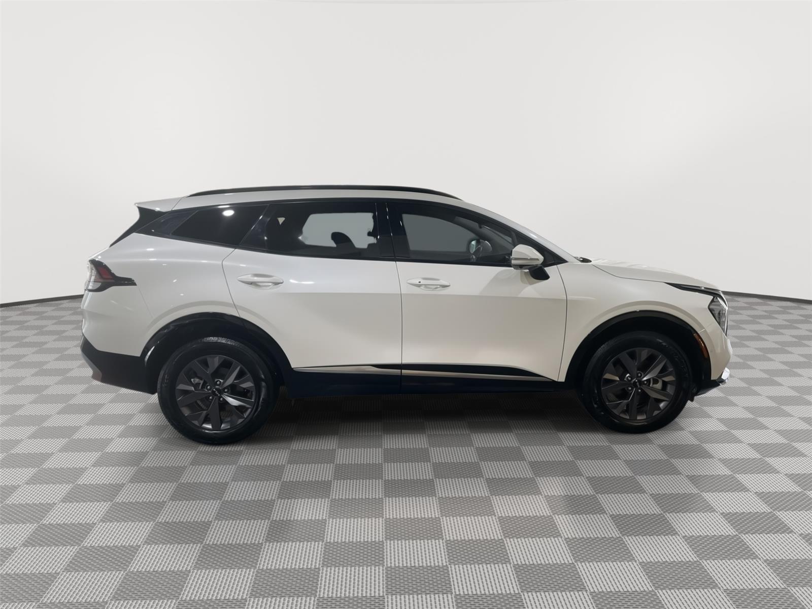 Vehicle photo 7