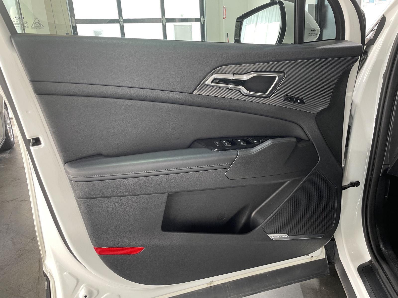 Vehicle photo 21