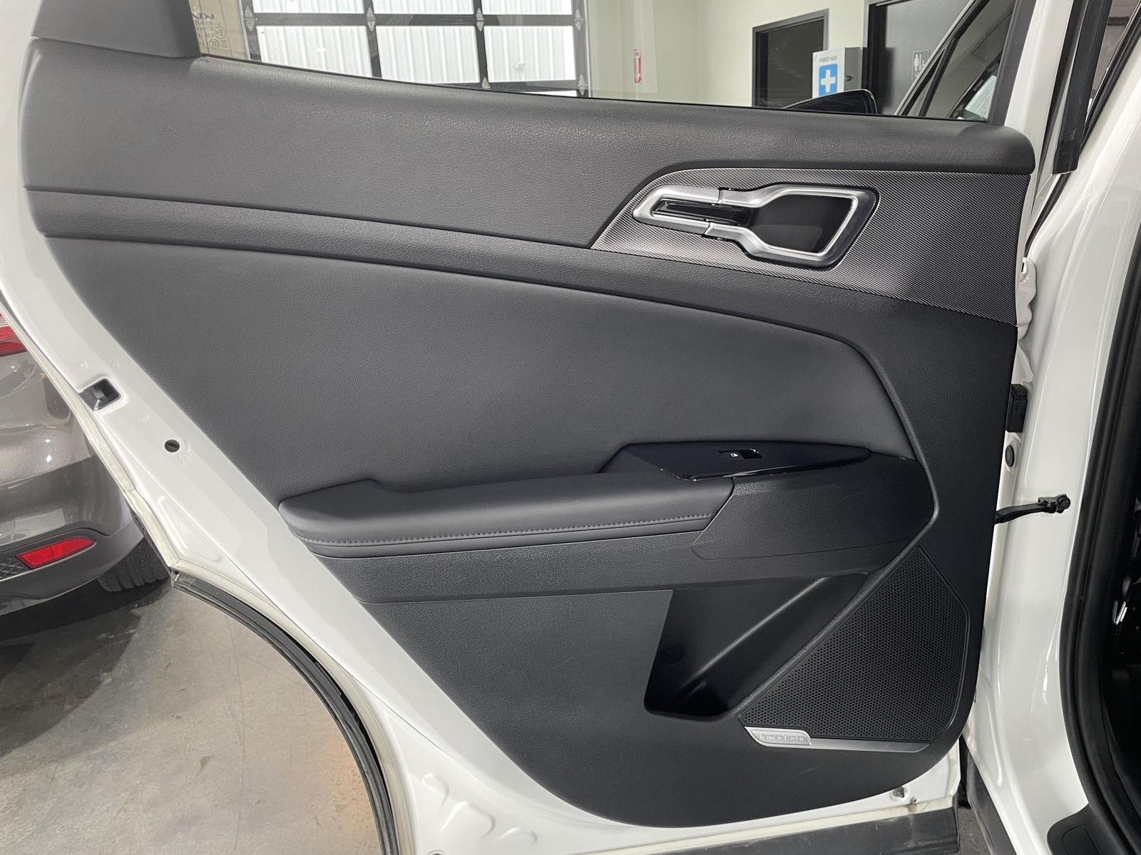 Vehicle photo 23