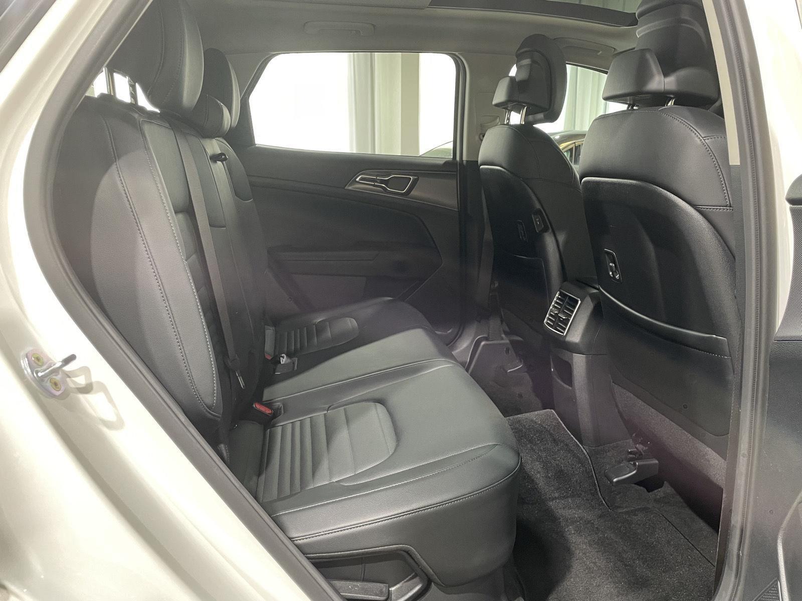 Vehicle photo 25