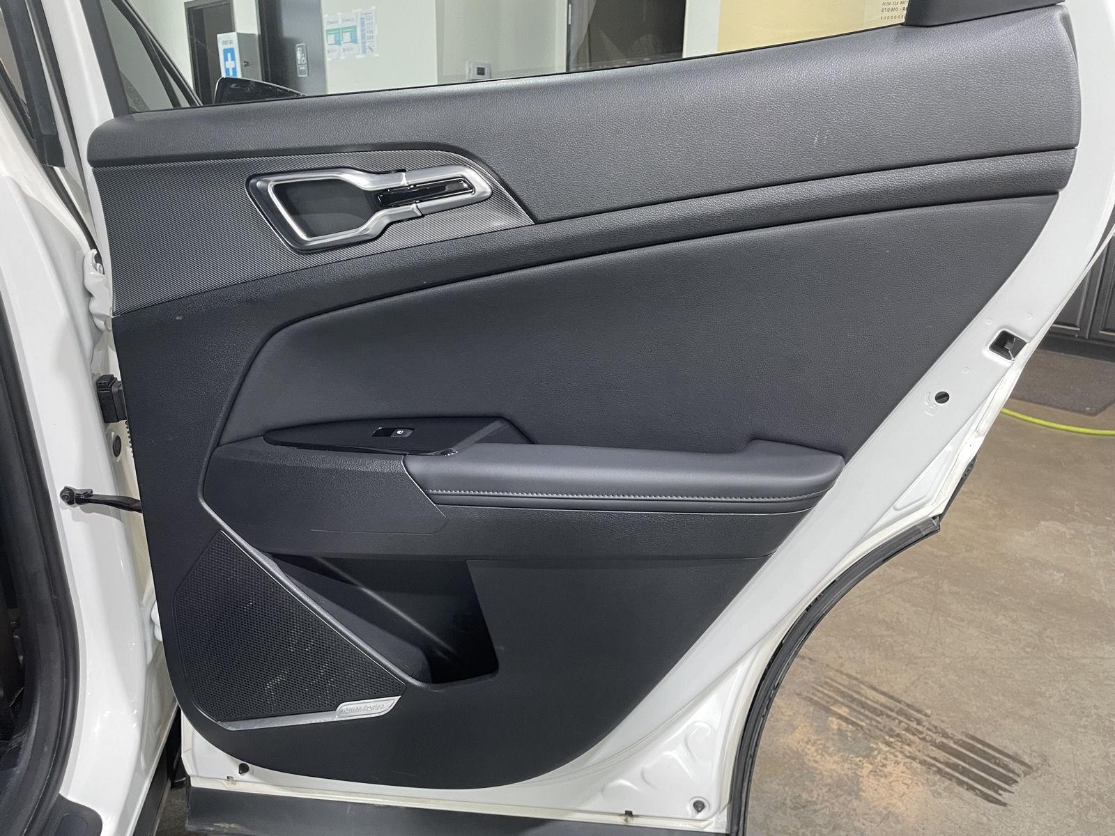 Vehicle photo 26