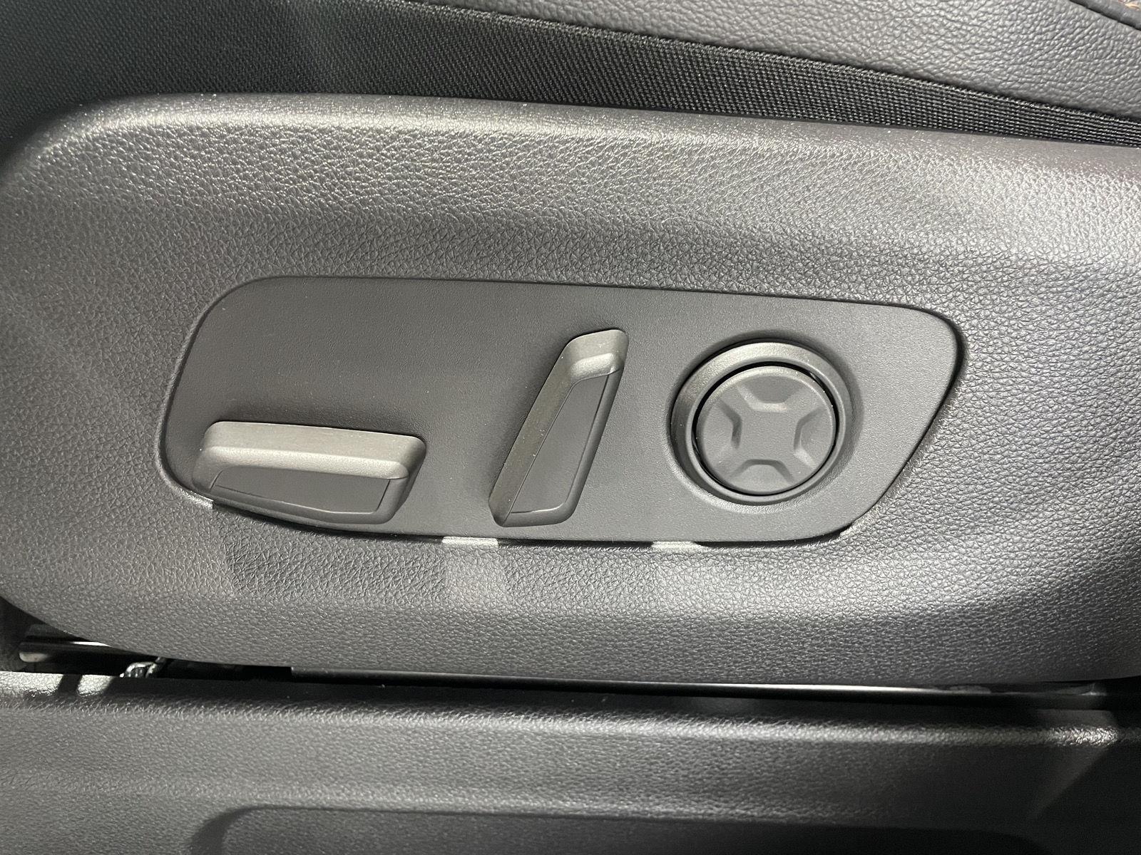 Vehicle photo 16