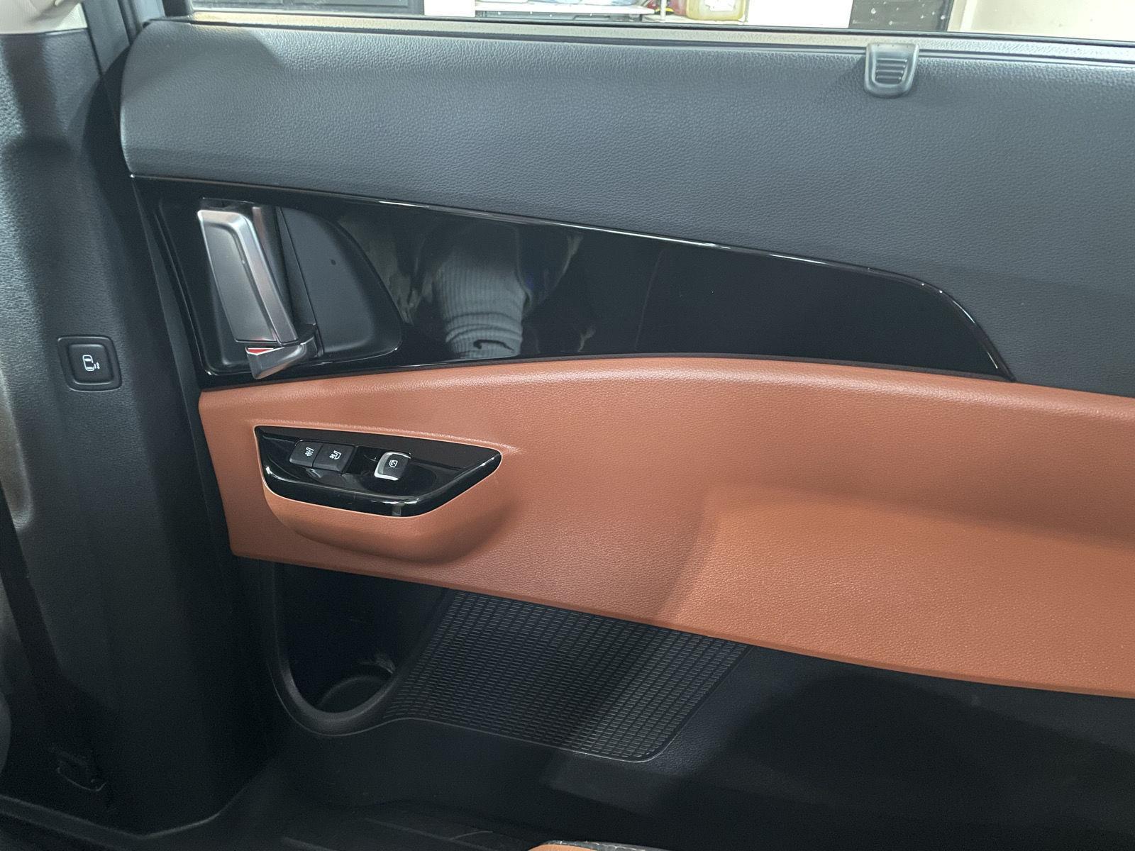 Vehicle photo 19