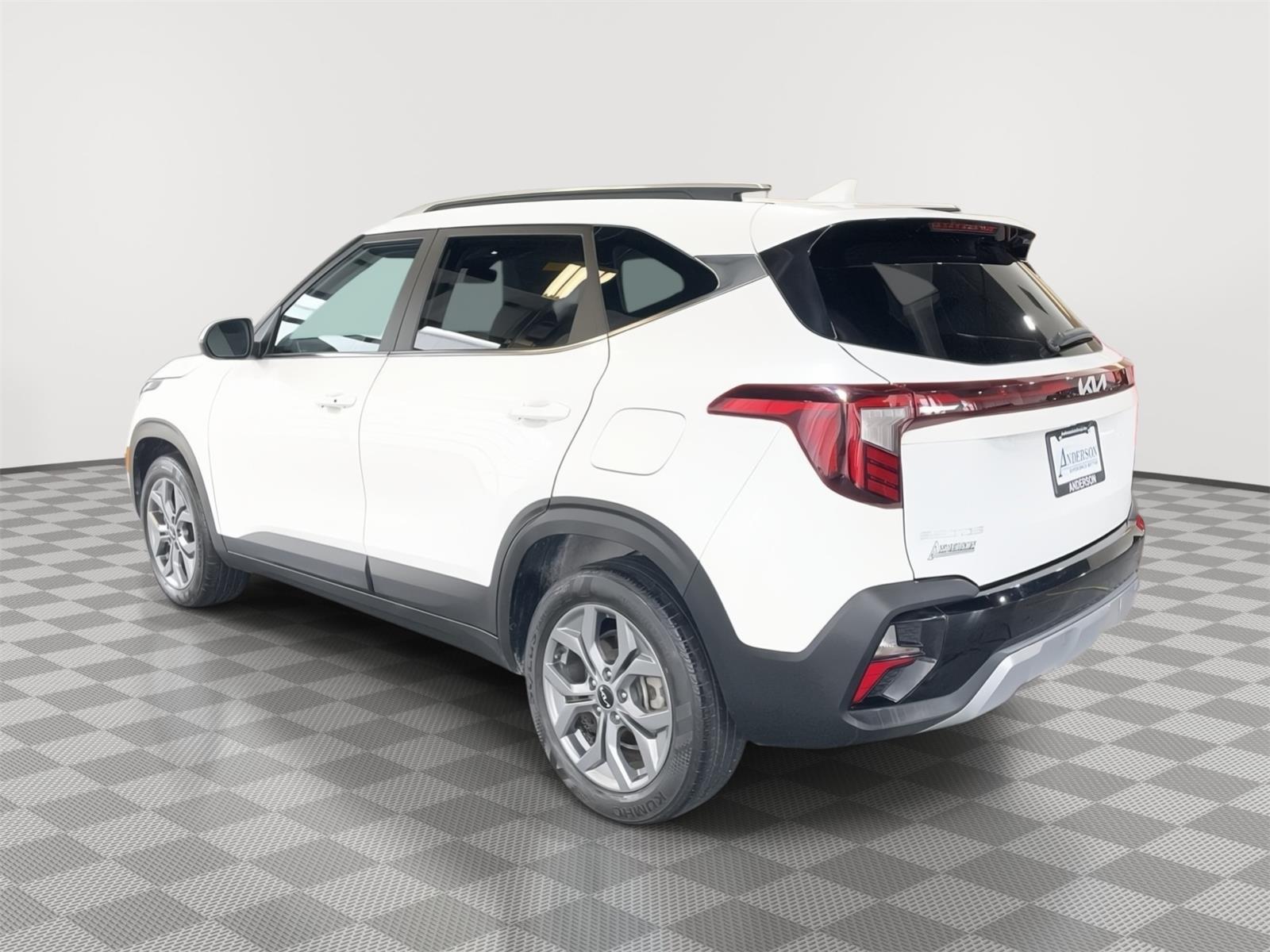 Vehicle photo 8