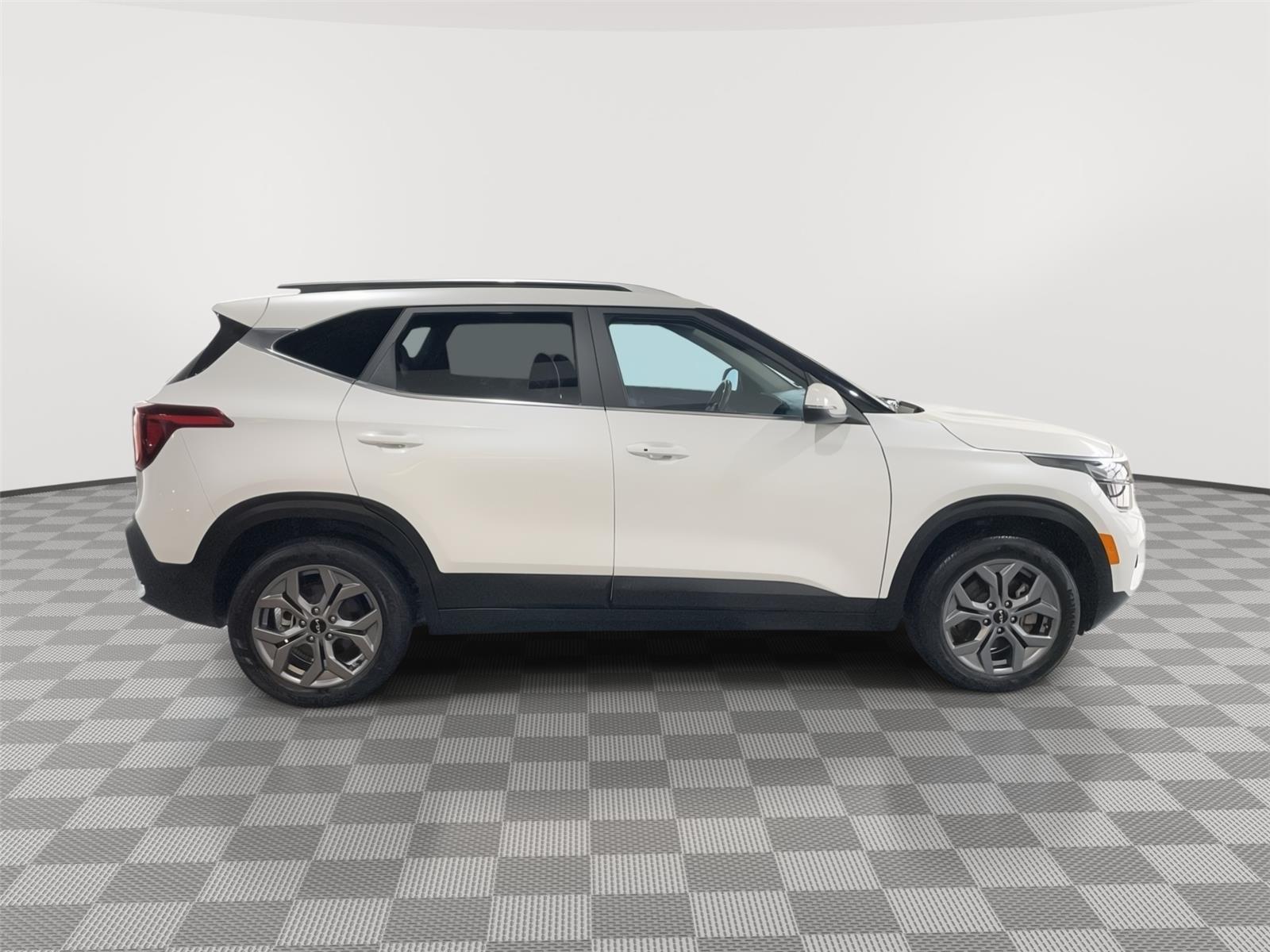 Vehicle photo 5