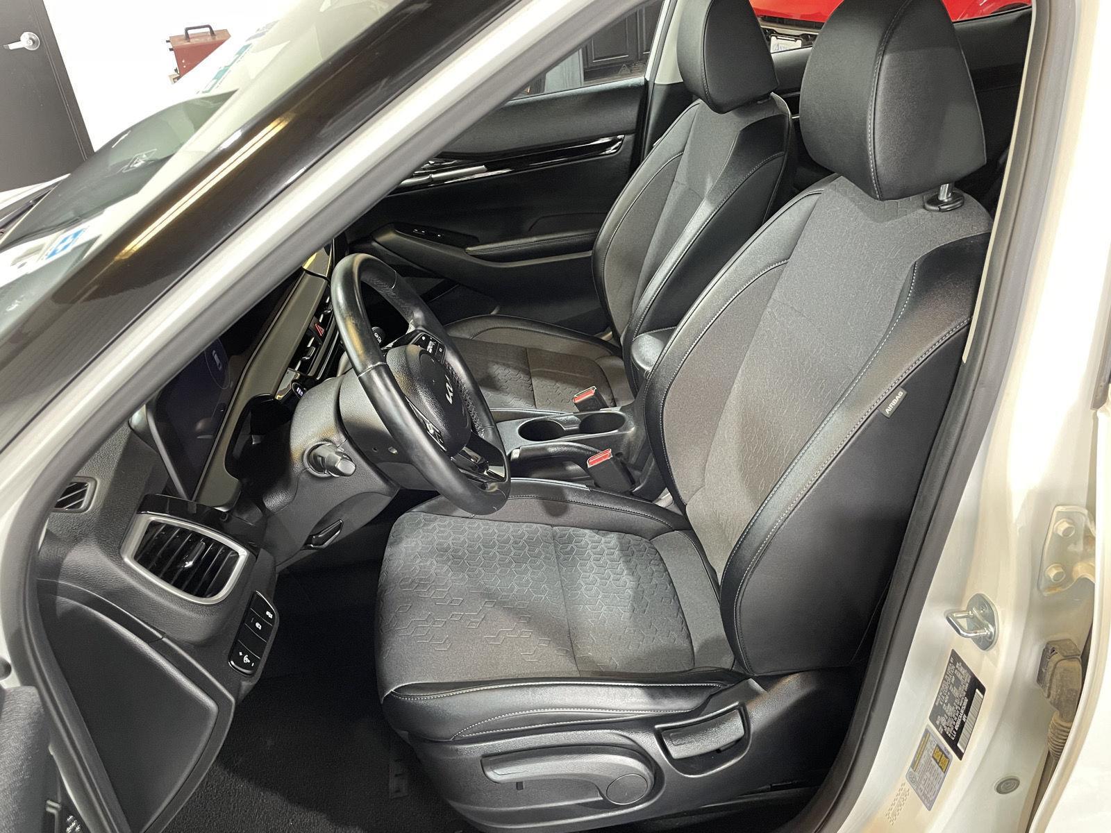 Vehicle photo 17