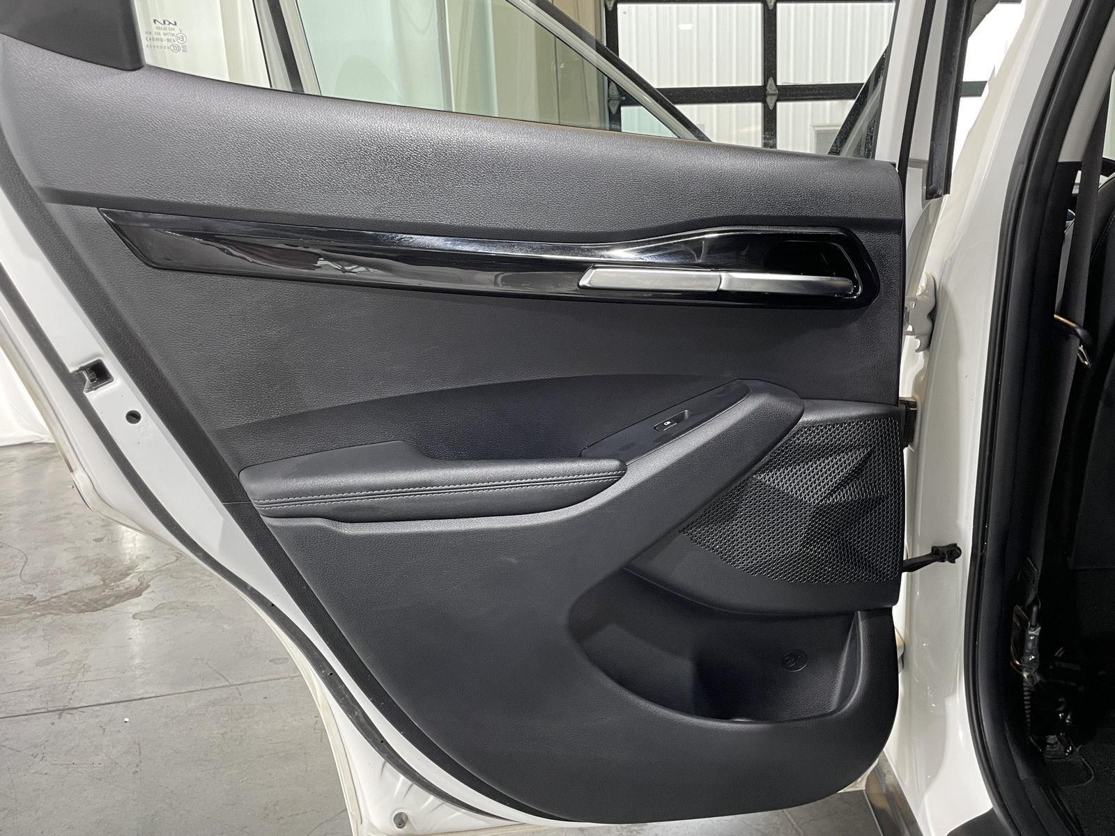 Vehicle photo 25