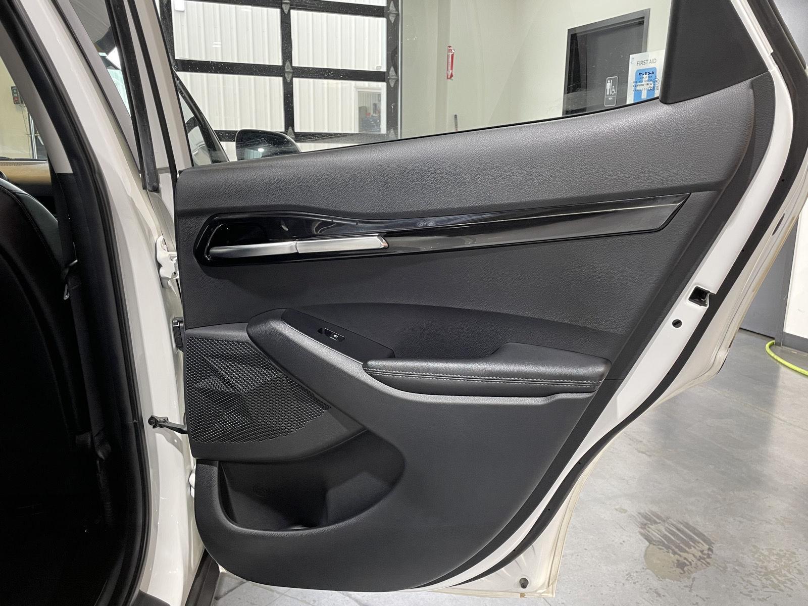 Vehicle photo 23