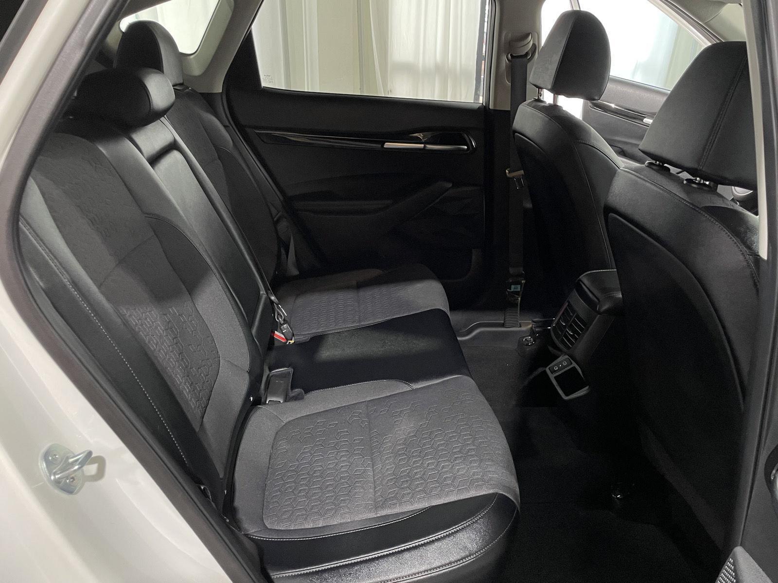 Vehicle photo 24