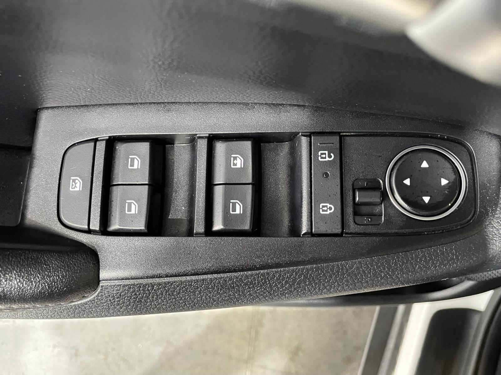 Vehicle photo 32