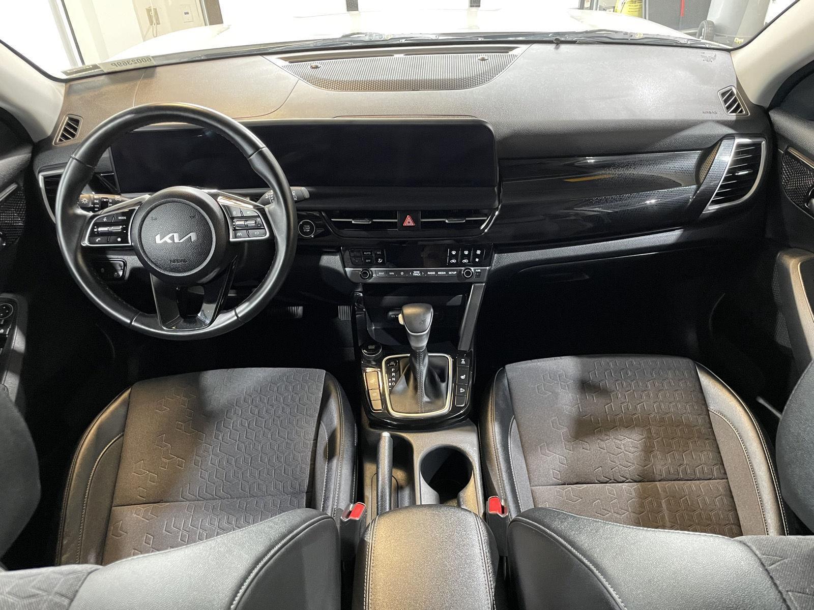 Vehicle photo 18