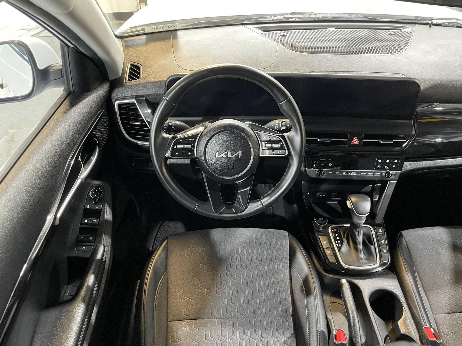 Vehicle photo 19
