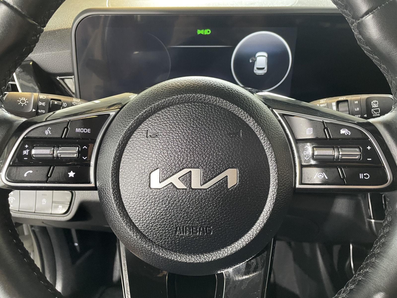 Vehicle photo 12