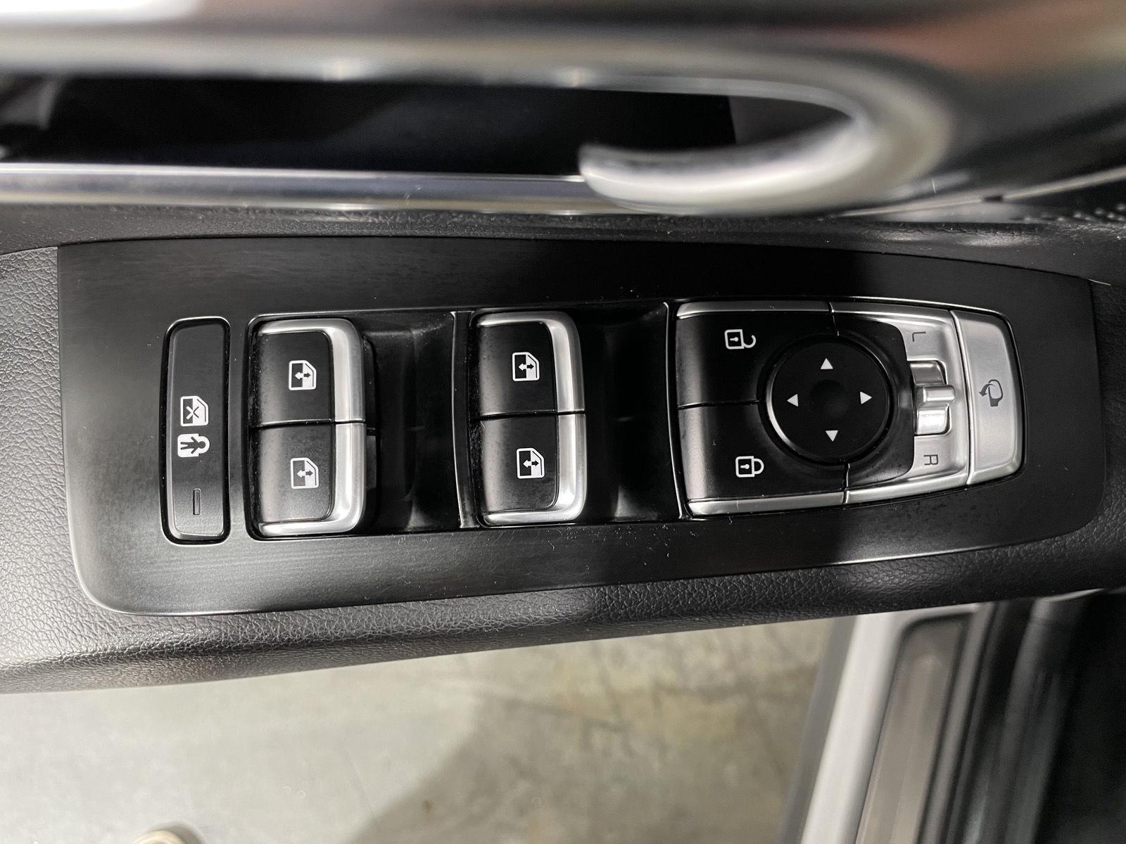 Vehicle photo 30