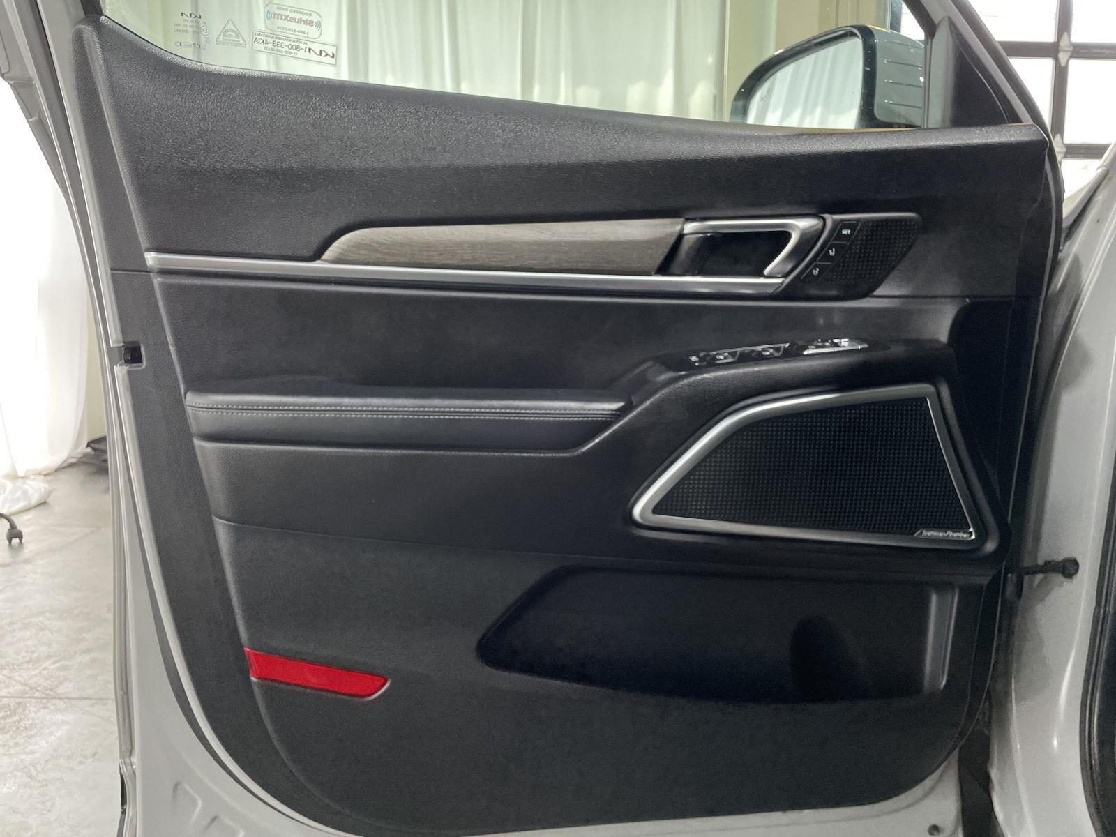 Vehicle photo 33