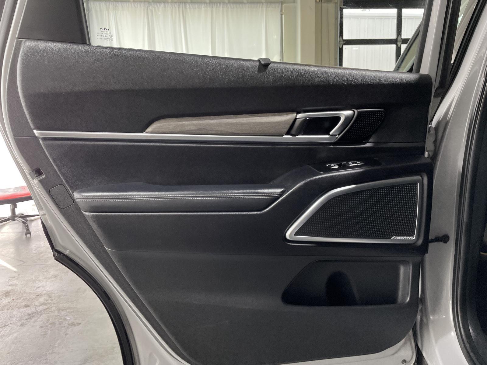 Vehicle photo 34