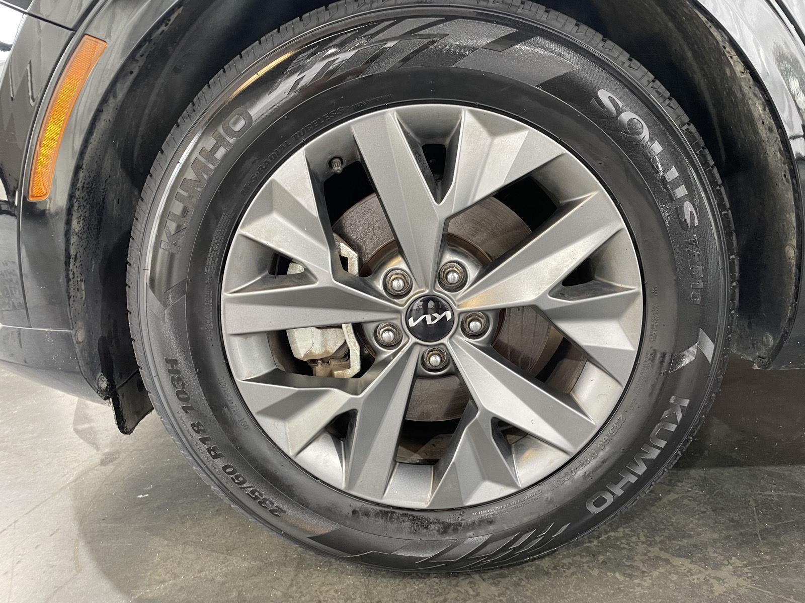 Vehicle photo 10