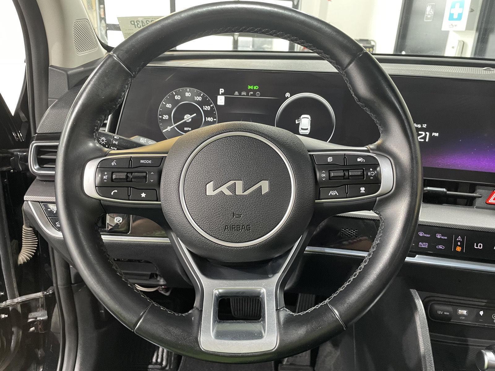 Vehicle photo 12