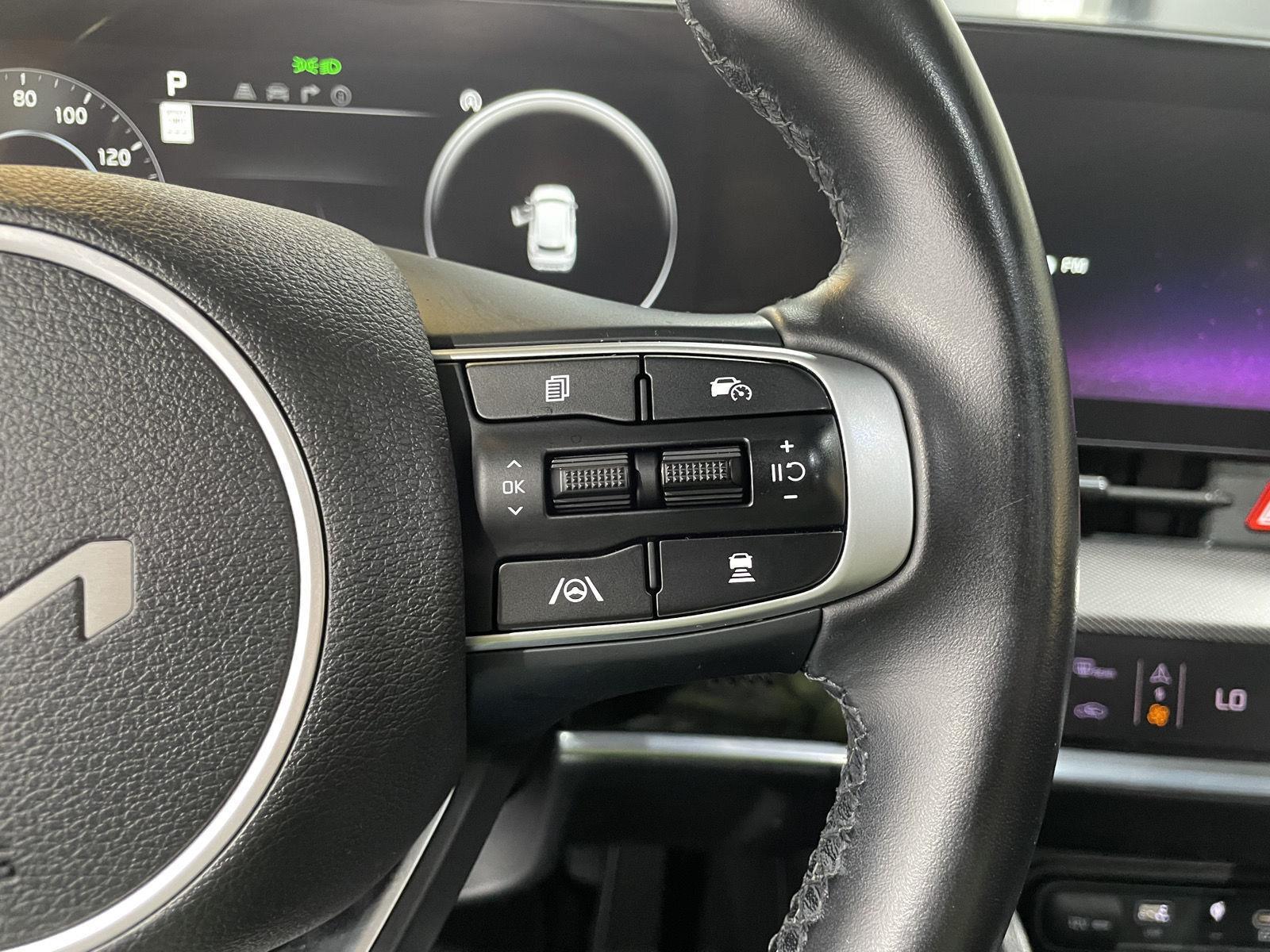Vehicle photo 15