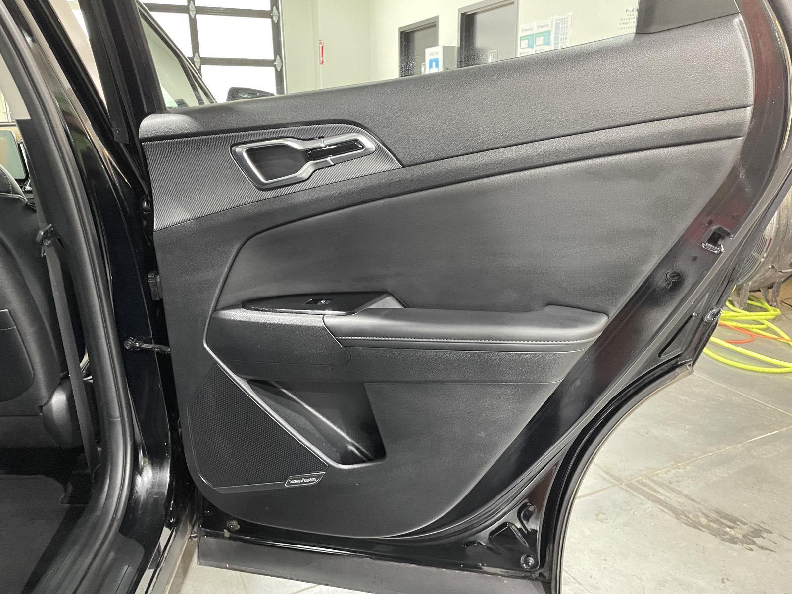 Vehicle photo 24