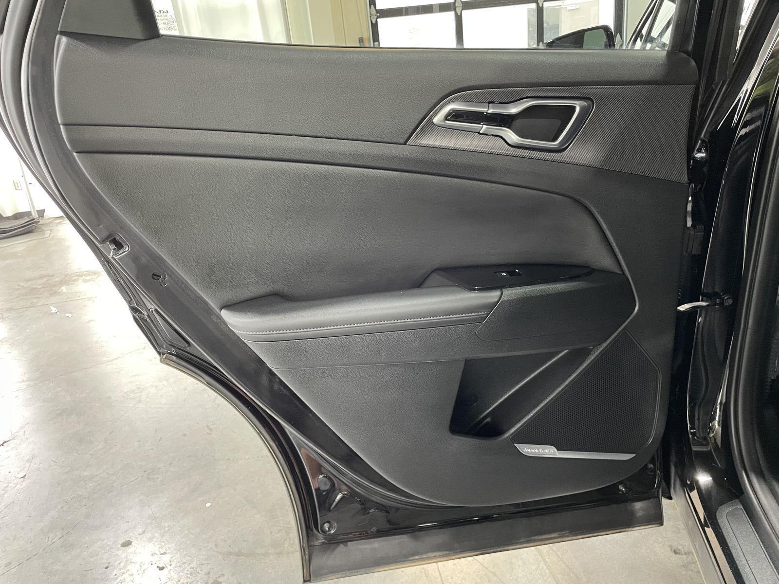 Vehicle photo 26