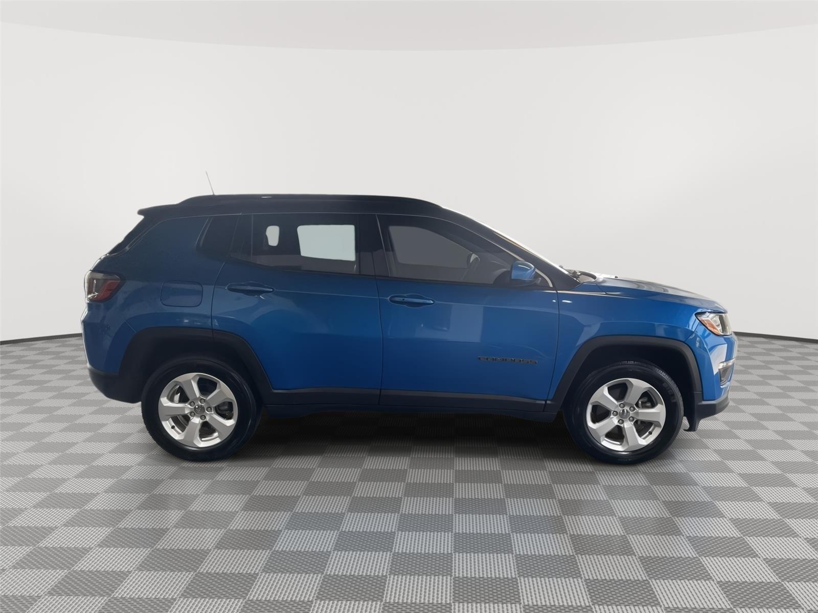 Vehicle photo 7