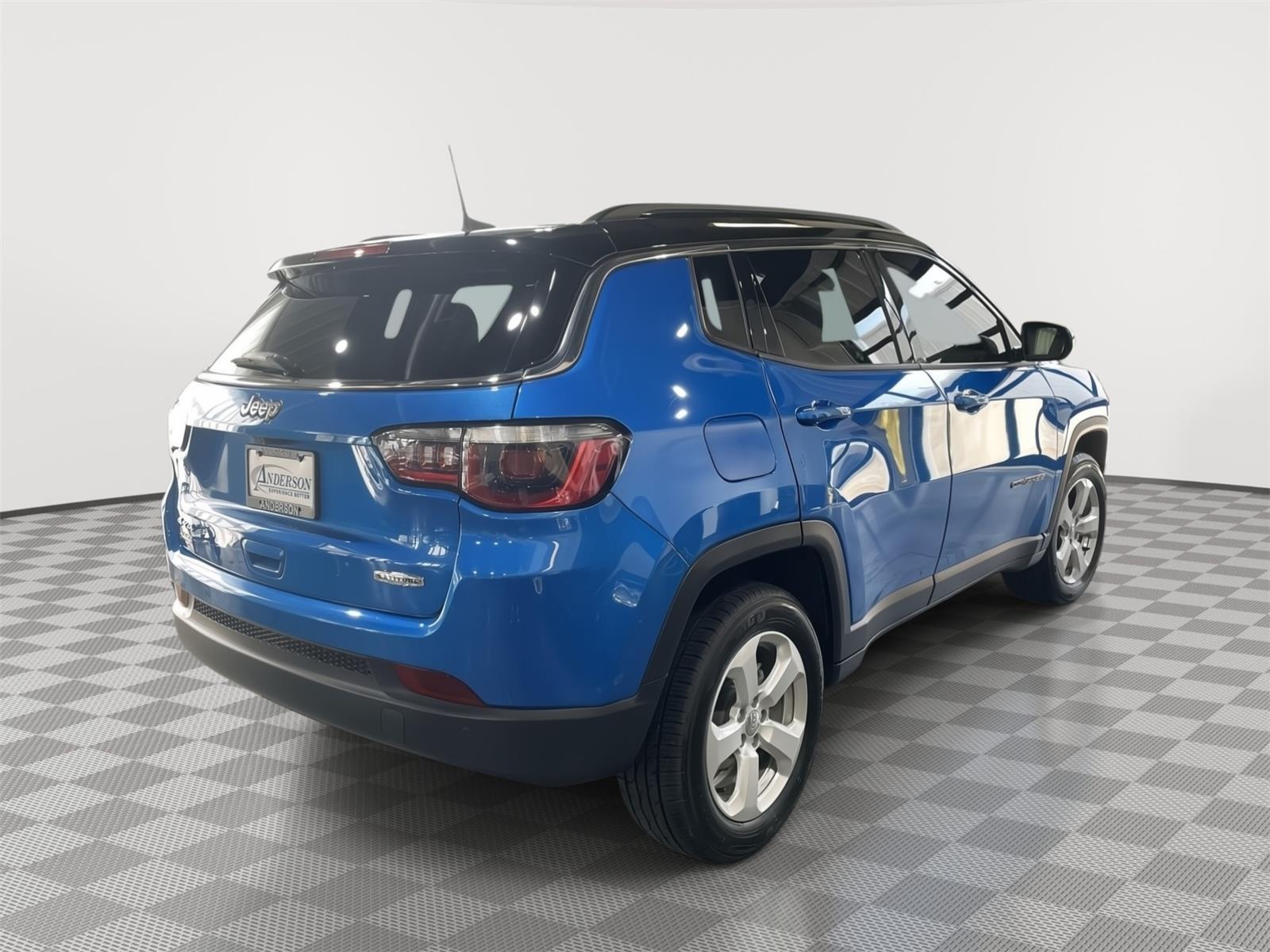 Vehicle photo 8