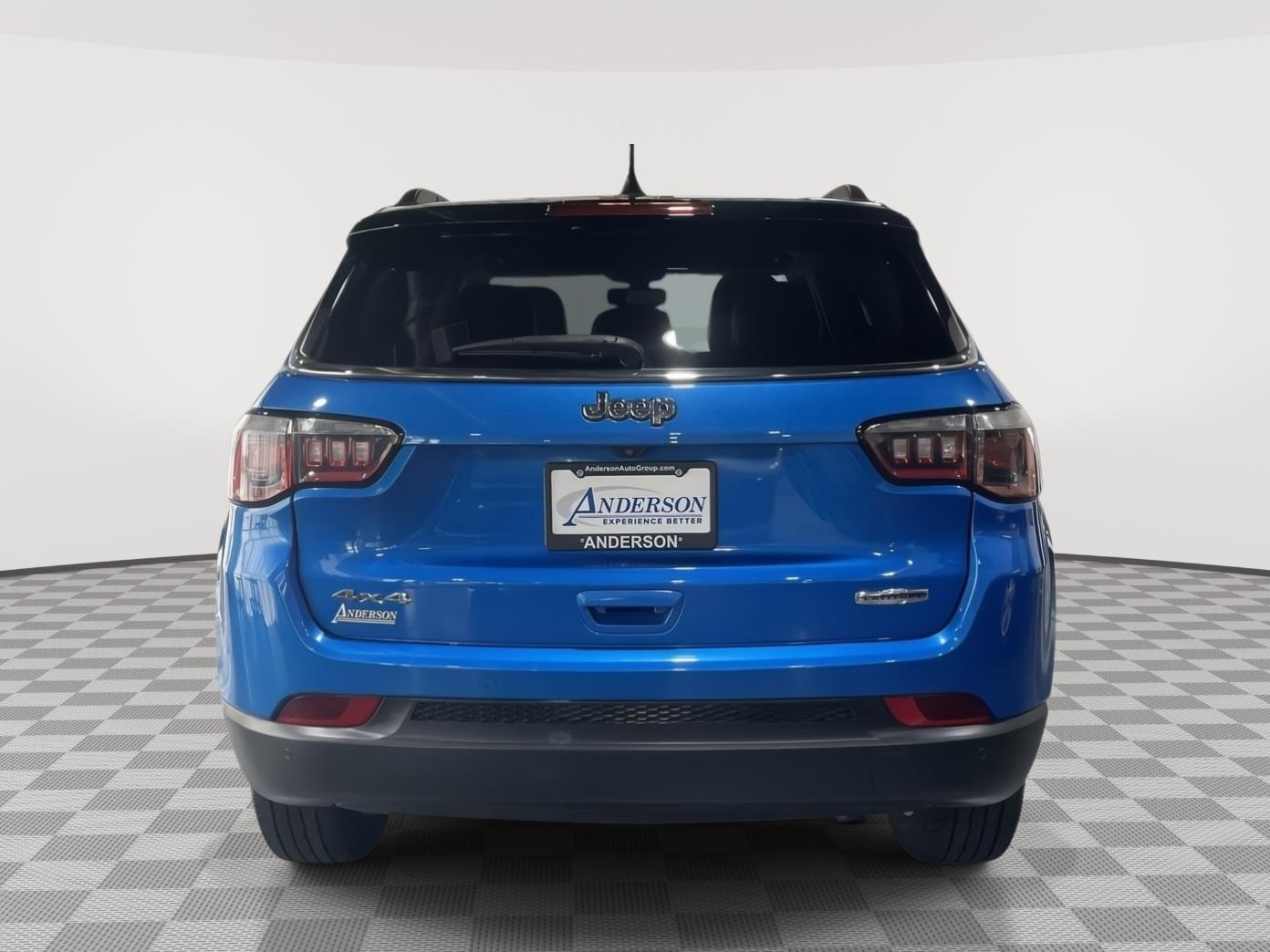 Vehicle photo 9